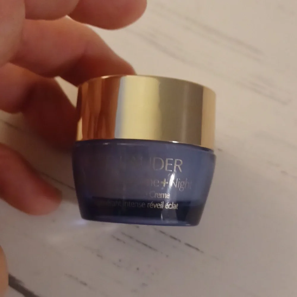Estee Lauder - Picture 3 of 3